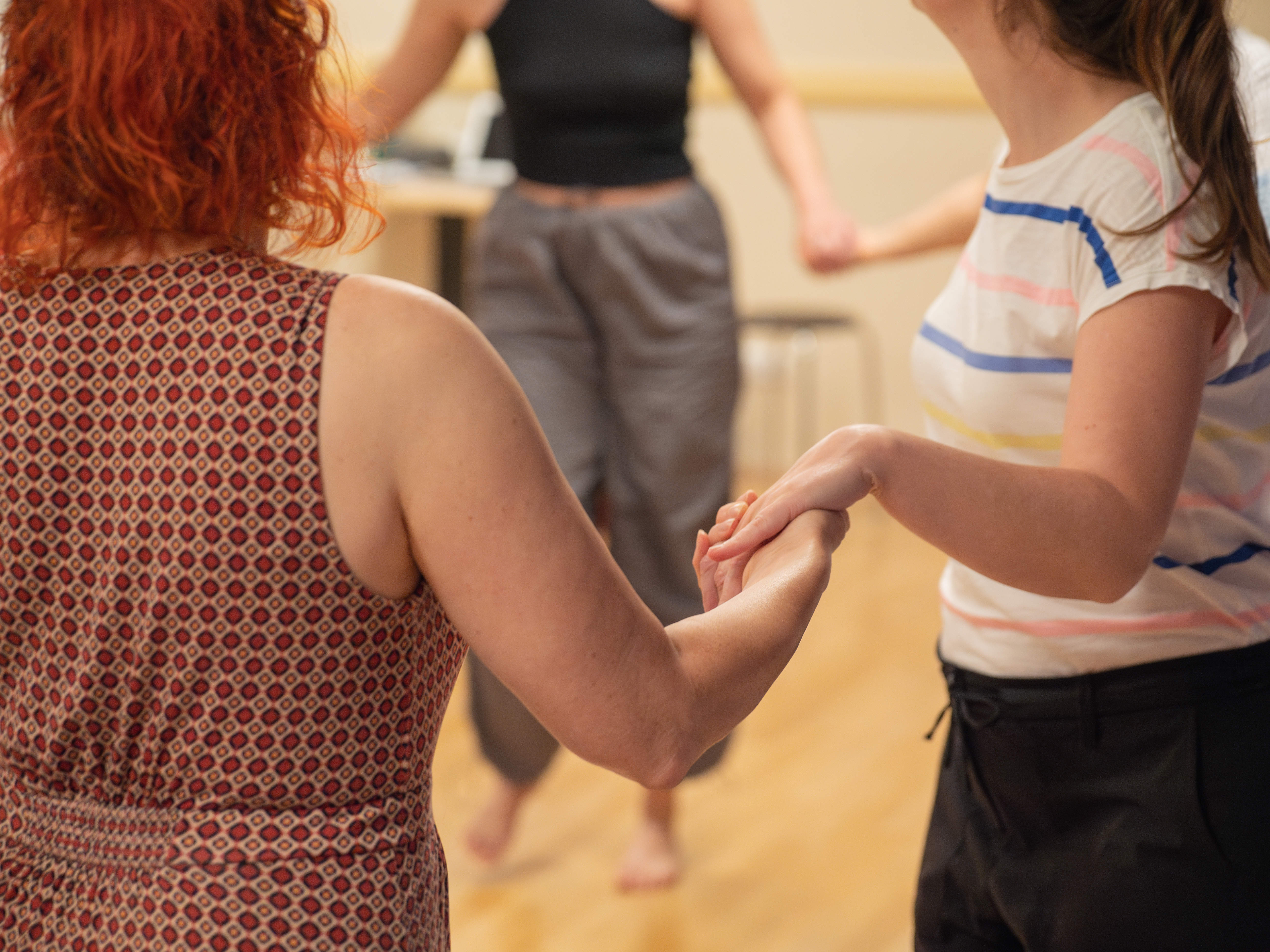 Erfahrungsbericht Biodanza - zwei Frauen des Tanzkreises zwei Frauen des Biodanzakurses fassen sich an den Händen